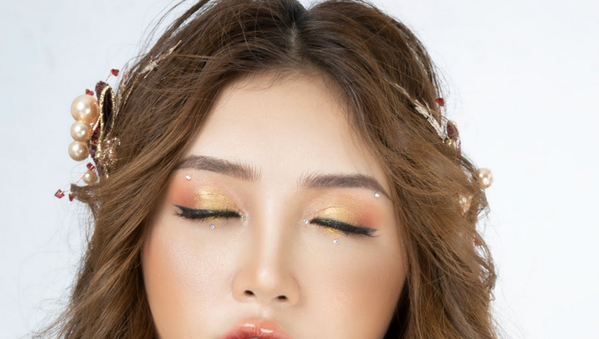 Step away from the clumpy mascara and step into a world of lash magic with eyelash embellishments!